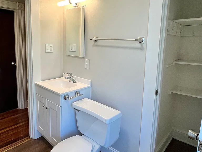 1411 E King St #6 — Photo 4