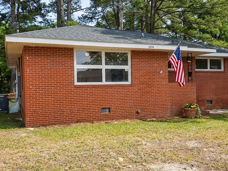 2076 Seneca Dr — Photo 3