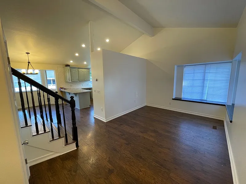 Beautiful 4 Bedroom 3.5 Bath in Sandy — Photo 2
