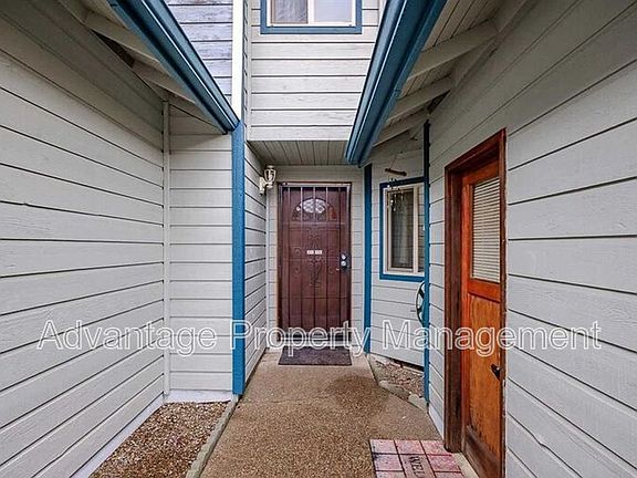 2nd image of 149 NE Powderhorn Dr