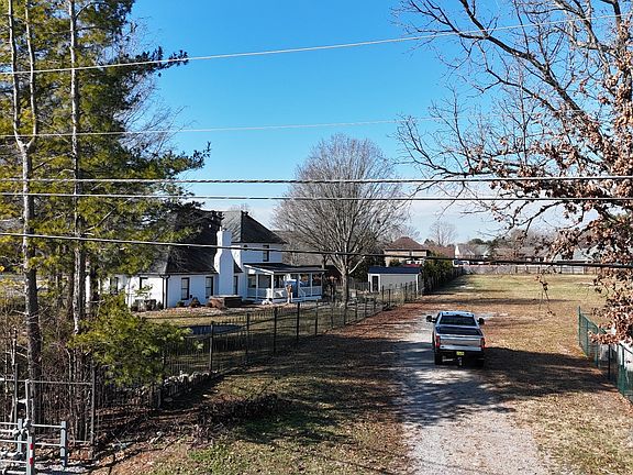 4th image of 3187 N Thompson Ln