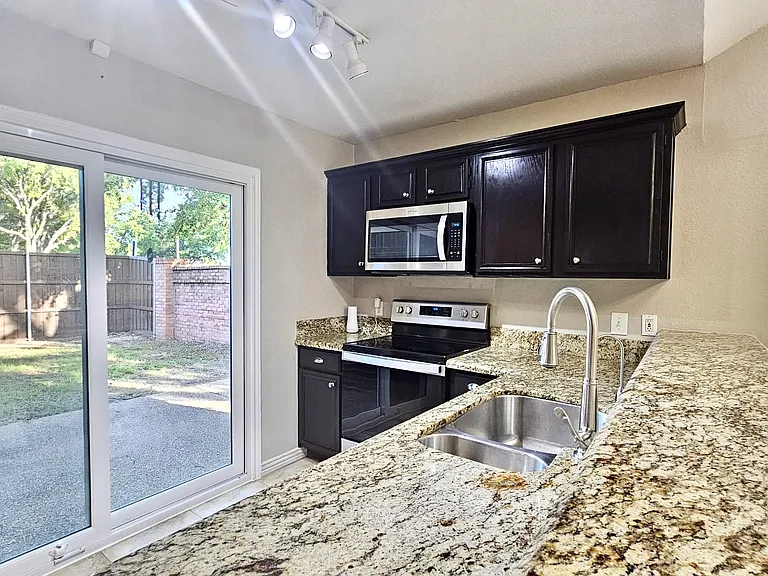 500 Lake Forest Dr — Photo 9