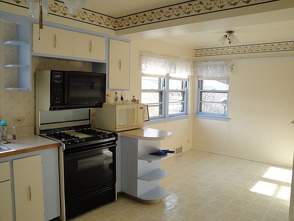 Kitchen & Breakfast Area