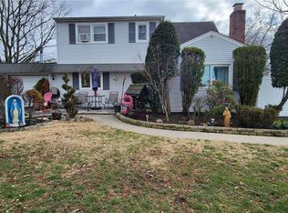 16 Red Maple Dr N, Wantagh, NY 11793
