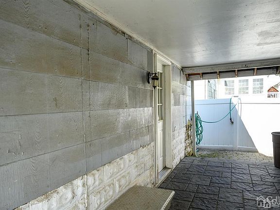 5th image of 27 Oakland Ave