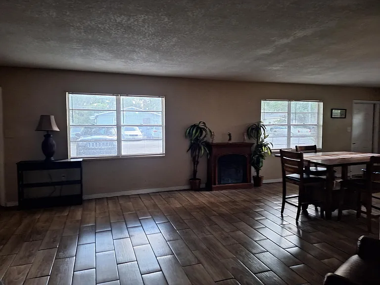1708 E Idell St — Photo 2
