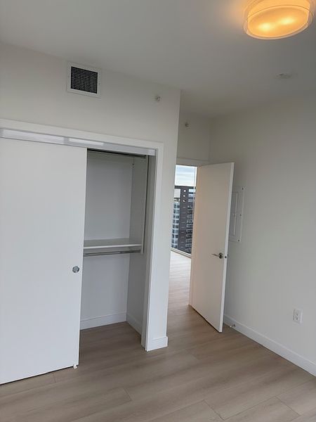 Surrey Apartment for rent - 2 Bedrooms — photo 9
