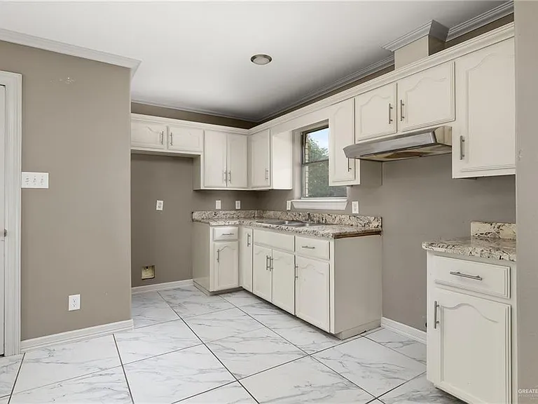 3900 Gabriella Dr — Photo 7