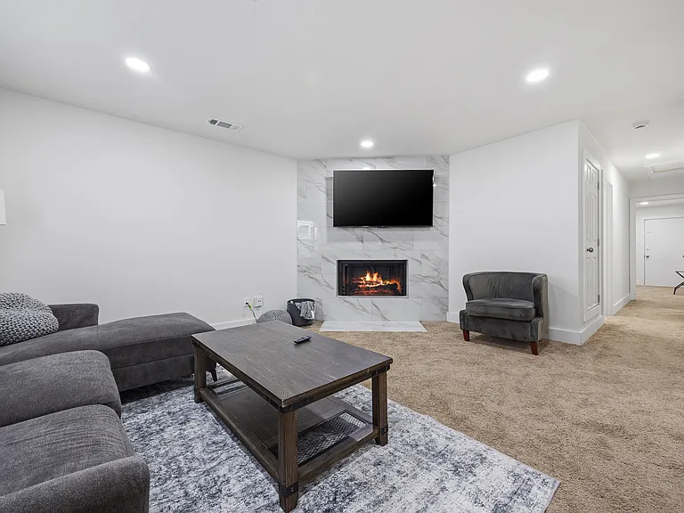 521 Briaroaks Ct — Photo 3