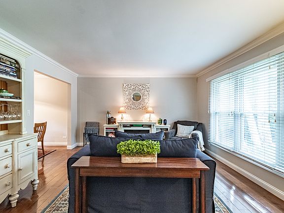 5th image of 6 S Deerpath Dr
