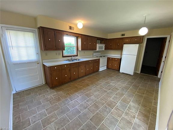 4th image of 486 Englewood Ct