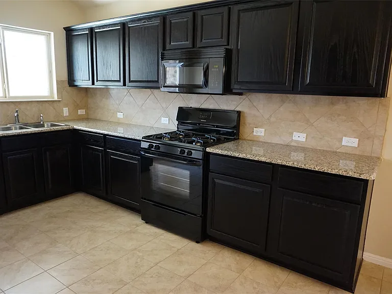 1033 Britt Ln — Photo 4