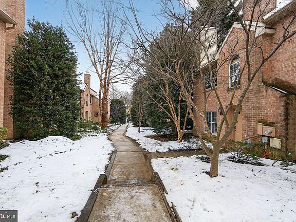 3rd image of 46 Rampart Dr