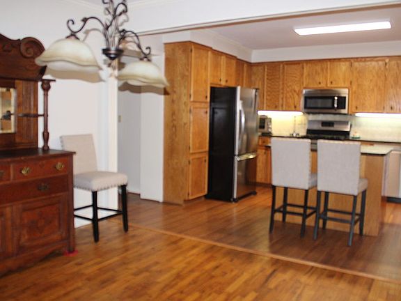 3rd image of 2737 Lakeshore Dr N