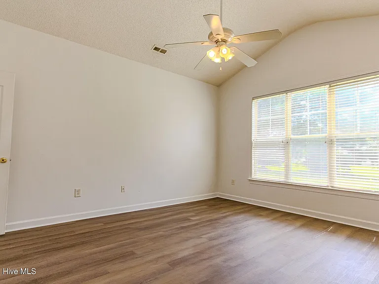 1005 Meadowlands Trl NW — Photo 12