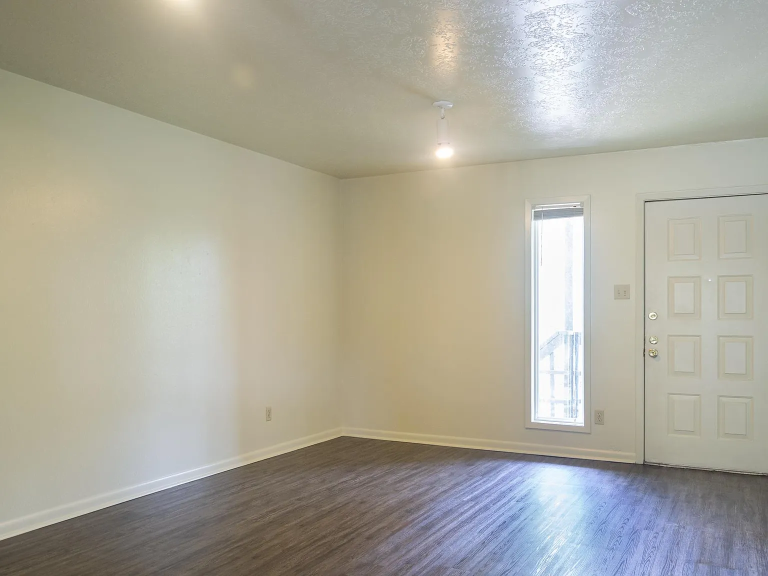 712 Wellesley — Photo 3