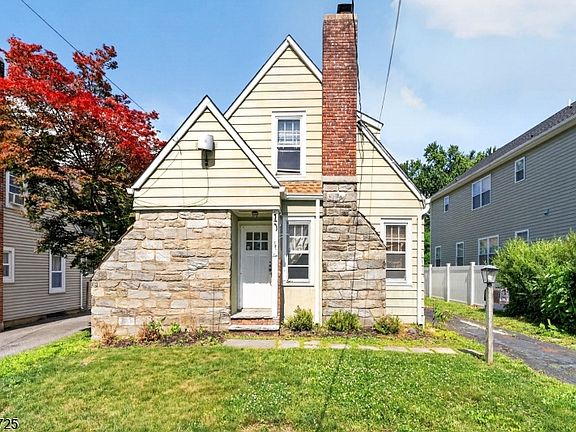 2nd image of 10 Carlyle Ave