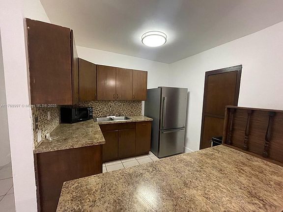 3rd image of 1011 Avenue E E #F