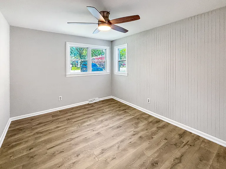 3102 Victoria Ave — Photo 1