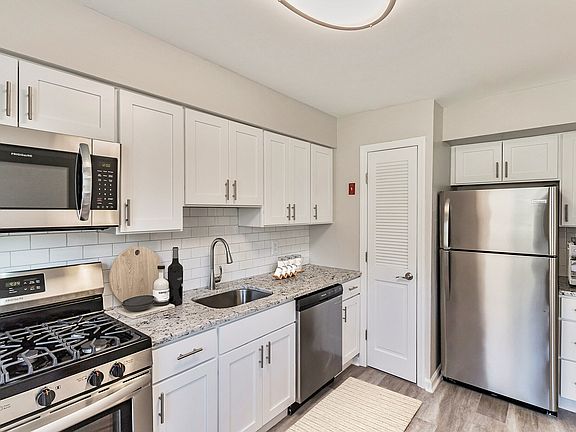 Elevate your cooking experience in this modern kitchen at Eagle Rock Apartments at North Plainfield. Featuring sleek appliances and stylish finishes, it's the perfect space for meal prep and entertaining. Schedule your tour today!