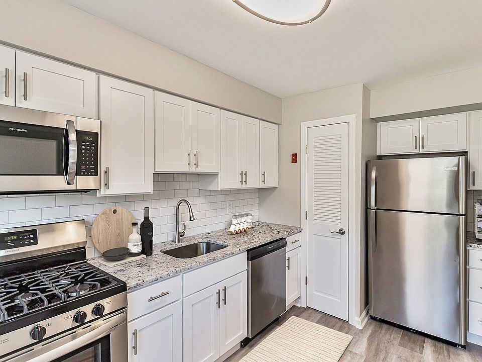 Elevate your cooking experience in this modern kitchen at Eagle Rock Apartments at North Plainfield. Featuring sleek appliances and stylish finishes, it's the perfect space for meal prep and entertaining. Schedule your tour today!