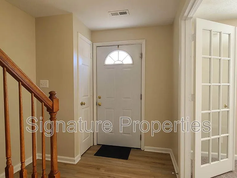 106 Regina Ln — Photo 2