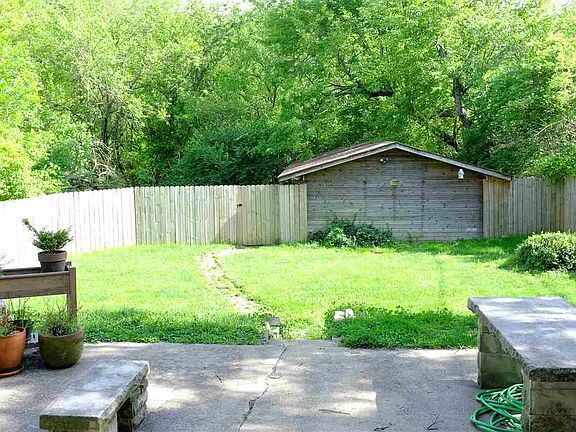 4th image of 1800 E Maxwell Ln