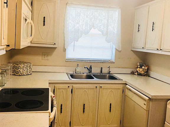4th image of 221 Pine Point Dr APT A