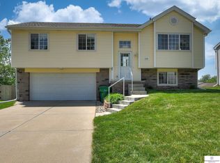 1108 Shawnee Rd, Papillion, NE 68046