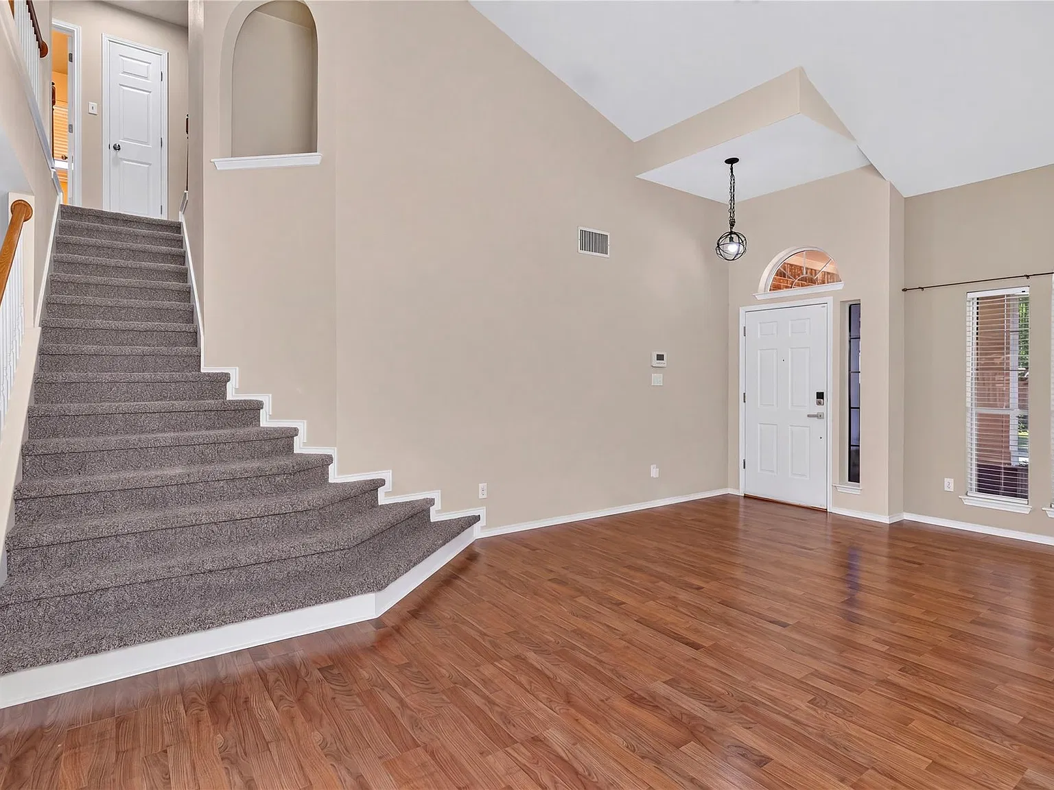 3 bed, 2.5 bath, 2092 sqft, $2,250 — Photo 3