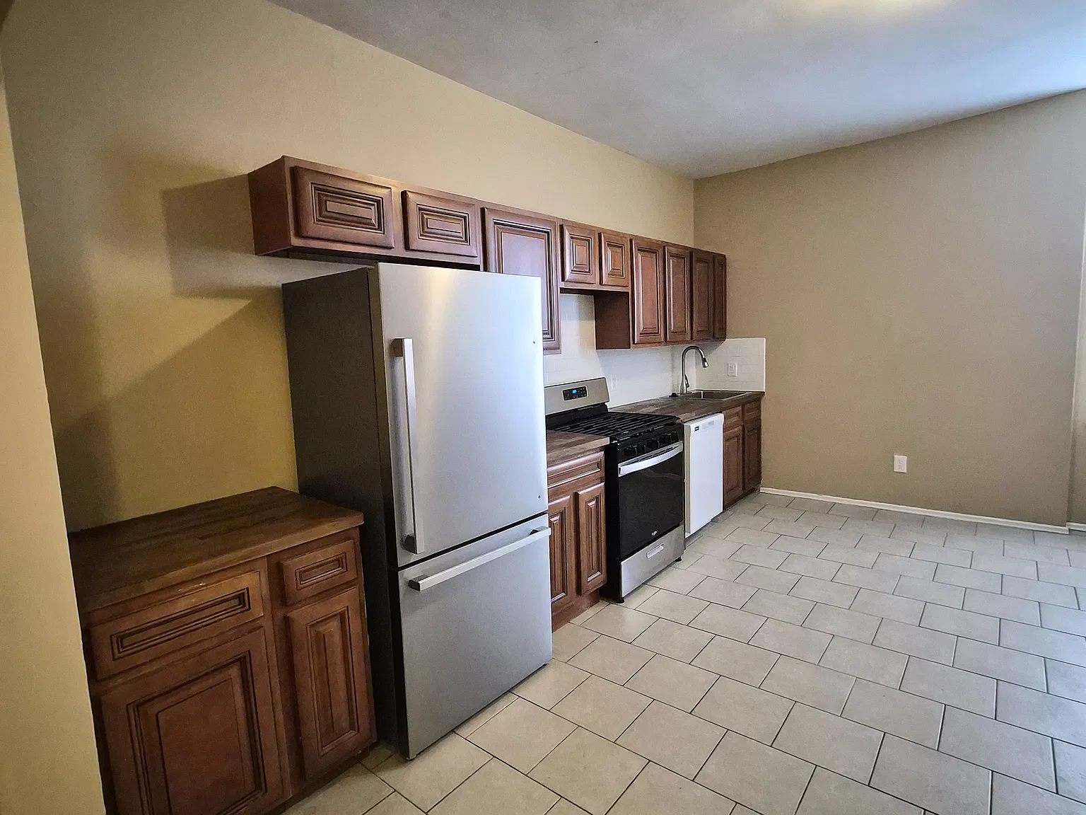 3 bed, 1250 sqft, $1,450 — Photo 2