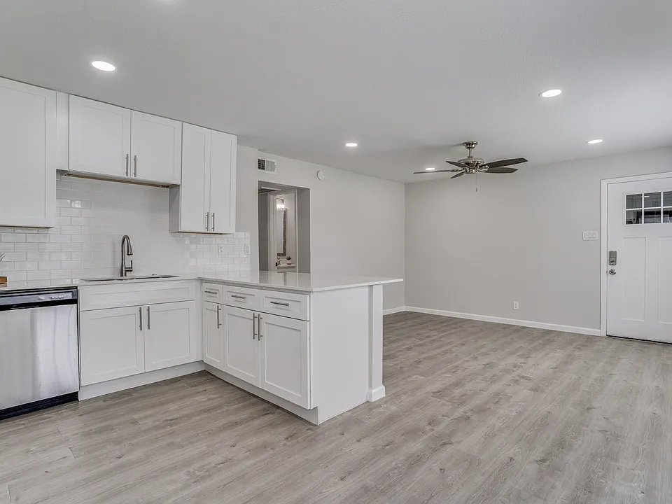 5444 Gaston Ave #102