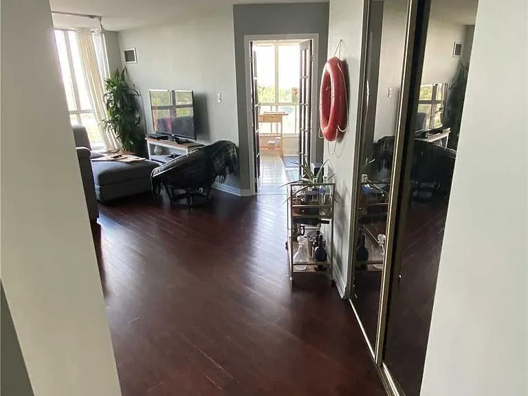2285 Lake Shore Blvd W #910 — Photo 2