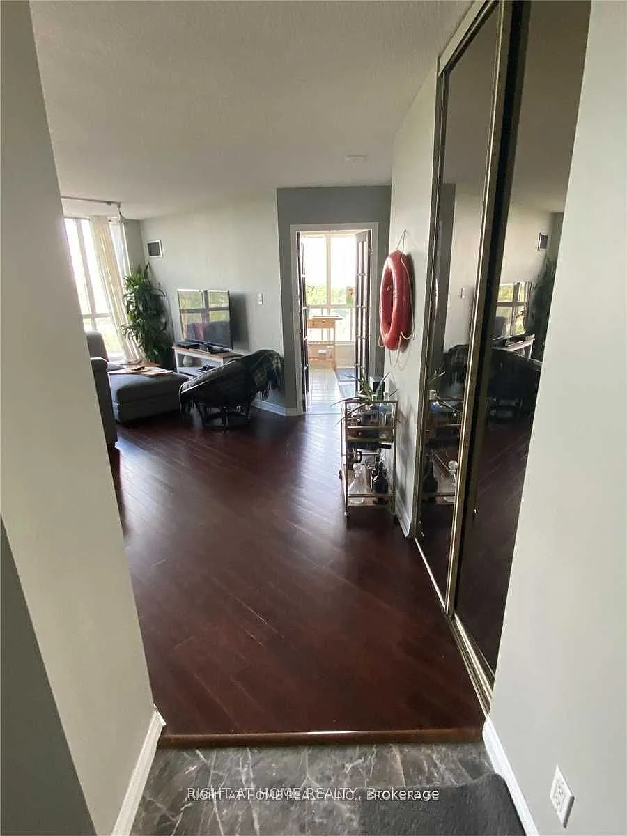 Building Photo - 2285 Lake Shore Blvd W #910