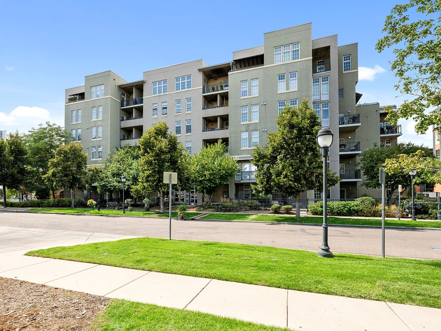 1 bed, 966 sqft, $2,399 — Photo 2