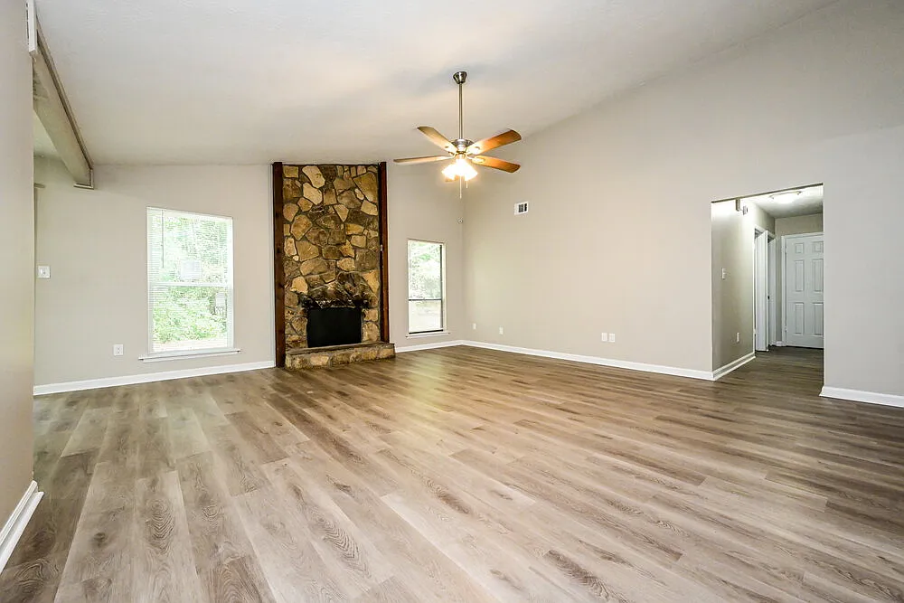 4 bed, 2.0 bath, 1676 sqft, $2,020 — Photo 3
