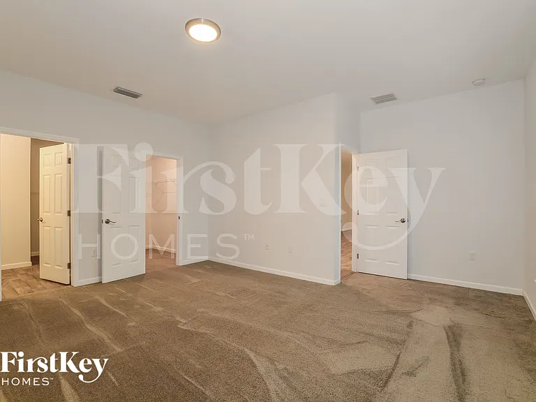 1050 E Lombardy Dr — Photo 7