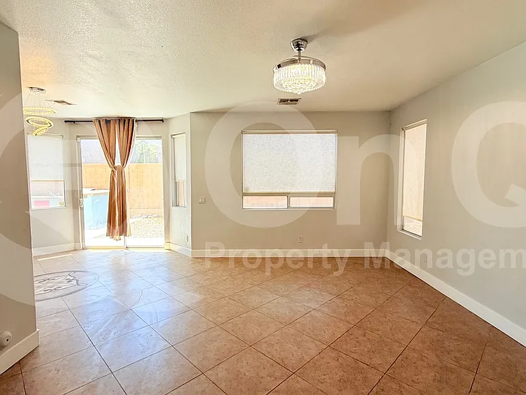 1103 E Grove St — Photo 3