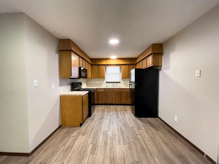 East Memorial Apartments — Photo 53