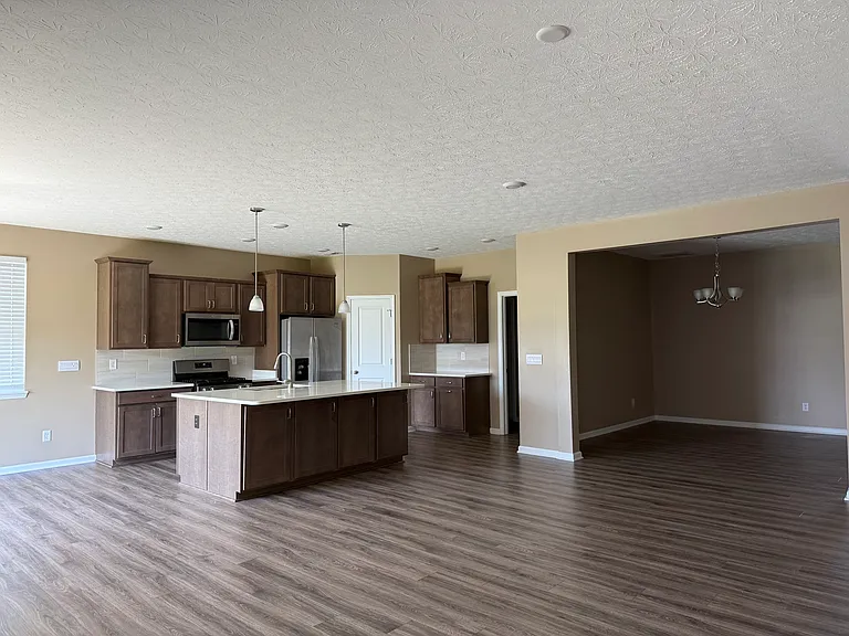 1753 Gordon Dr — Photo 5