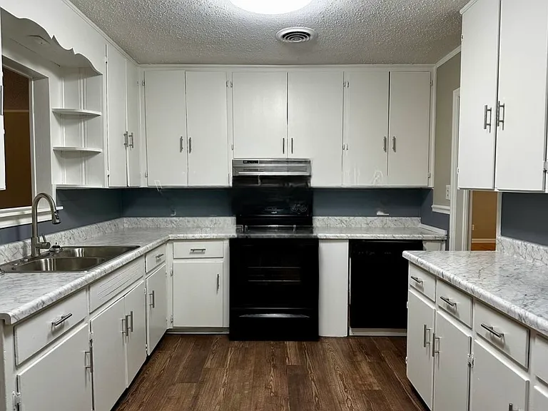 1017 Rosedale Dr — Photo 2