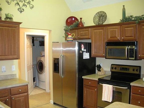 Open kit w/ vaulted ceilings