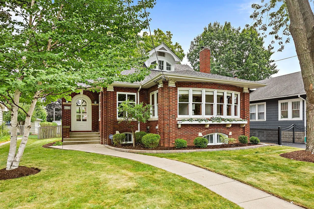 214 Prairie Ave photo 1