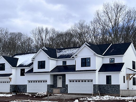 2nd image of 26 Village Circle #26