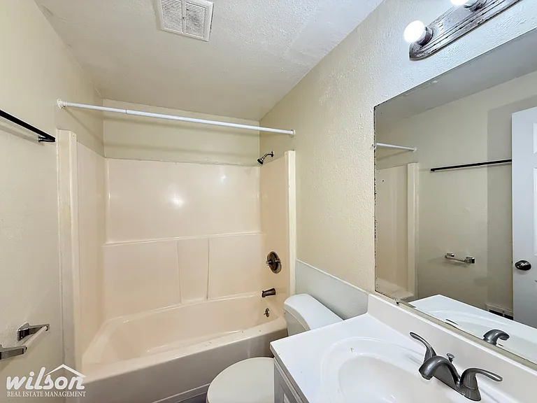 1404 Roosevelt Ave — Photo 8