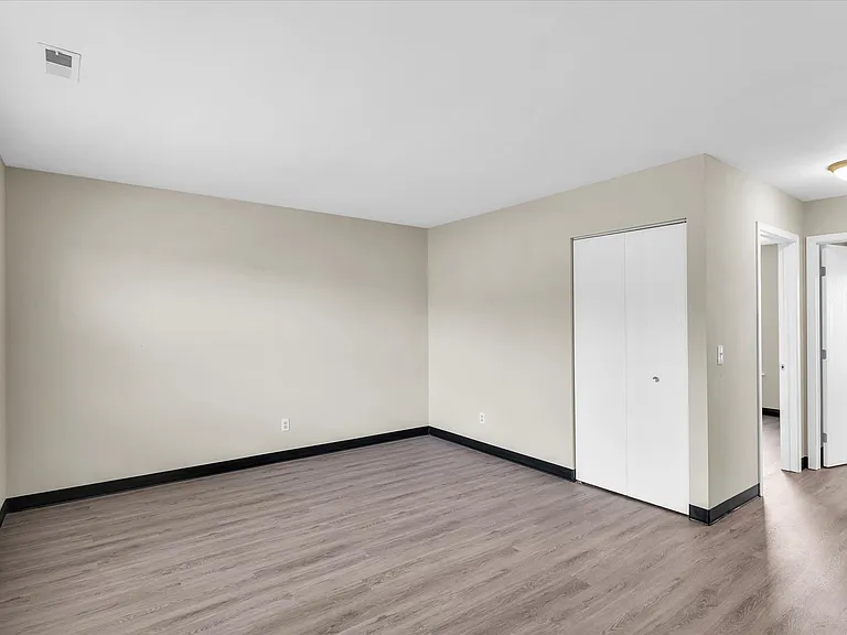 207 Nicholas Dr — Photo 5