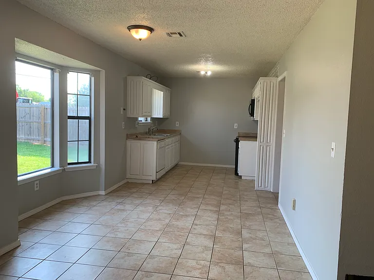 1501 W Montgomery St — Photo 2