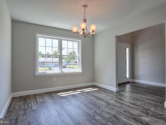 4th image of 10 Starlight Ln