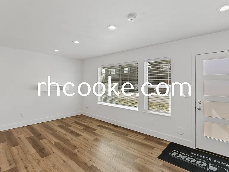 11907 E 2nd Ln — Photo 9