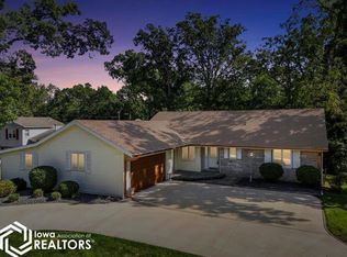 2544 Surrey Rd, Burlington, IA 52601